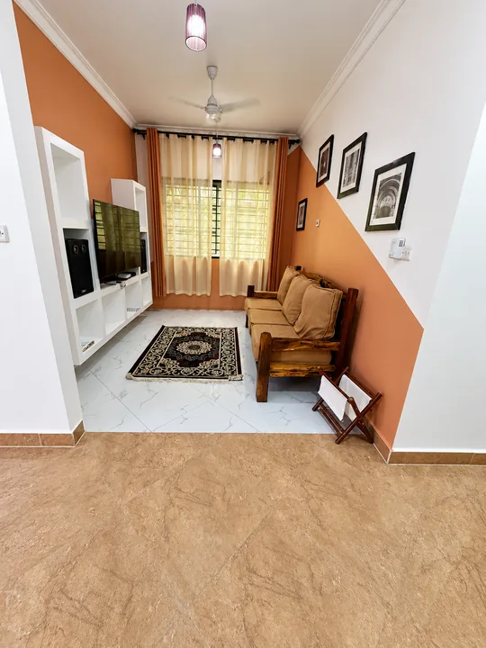 Sitting area with TV and sofa at the property